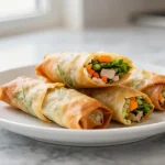 Deliciosos rollitos de primavera cocinados en freidora de aire.