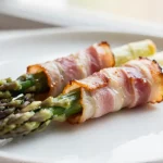 Disfruta de espárragos trigueros envueltos en bacon crujiente.