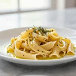 Deliciosa pasta cocida en freidora de aire lista para servir.