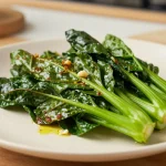 Deliciosas acelgas rehogadas preparadas en freidora de aire, perfectas para una comida saludable.
