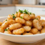 Plato delicioso de alubias blancas cocinadas en freidora de aire, saludable y lleno de sabor.