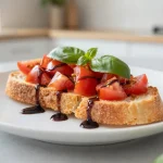 Deliciosa bruschetta preparada en la freidora de aire con ingredientes frescos.