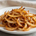 Deliciosa cebolla caramelizada hecha en freidora de aire, perfecta para acompañar tus platos favoritos.