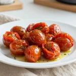 Suaves tomates cherry asados en freidora de aire, perfectos para tus platos.